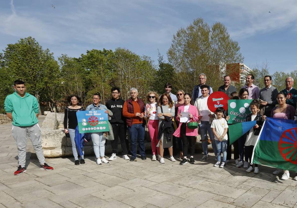 El Día Internacional del Pueblo Gitano se conmemora con pétalos en el Carrión