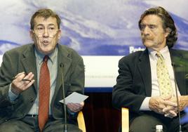 Fernando Sánchez Dragó, junto a Miguel de la Quadra-Salcedo, durante el Foro Mundial Soria 21 sobre Comunicación y Sostenibilidad celebrado en 2004