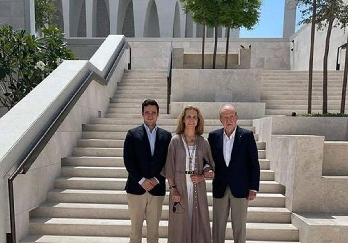 La infanta Elena con su hijo Froilán y su padre el rey emérito Juan Carlos I.