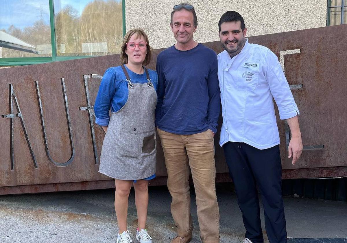 Alessandro Lequio, junto al personal del Hotel Padornelo de Lubián en Zamora.