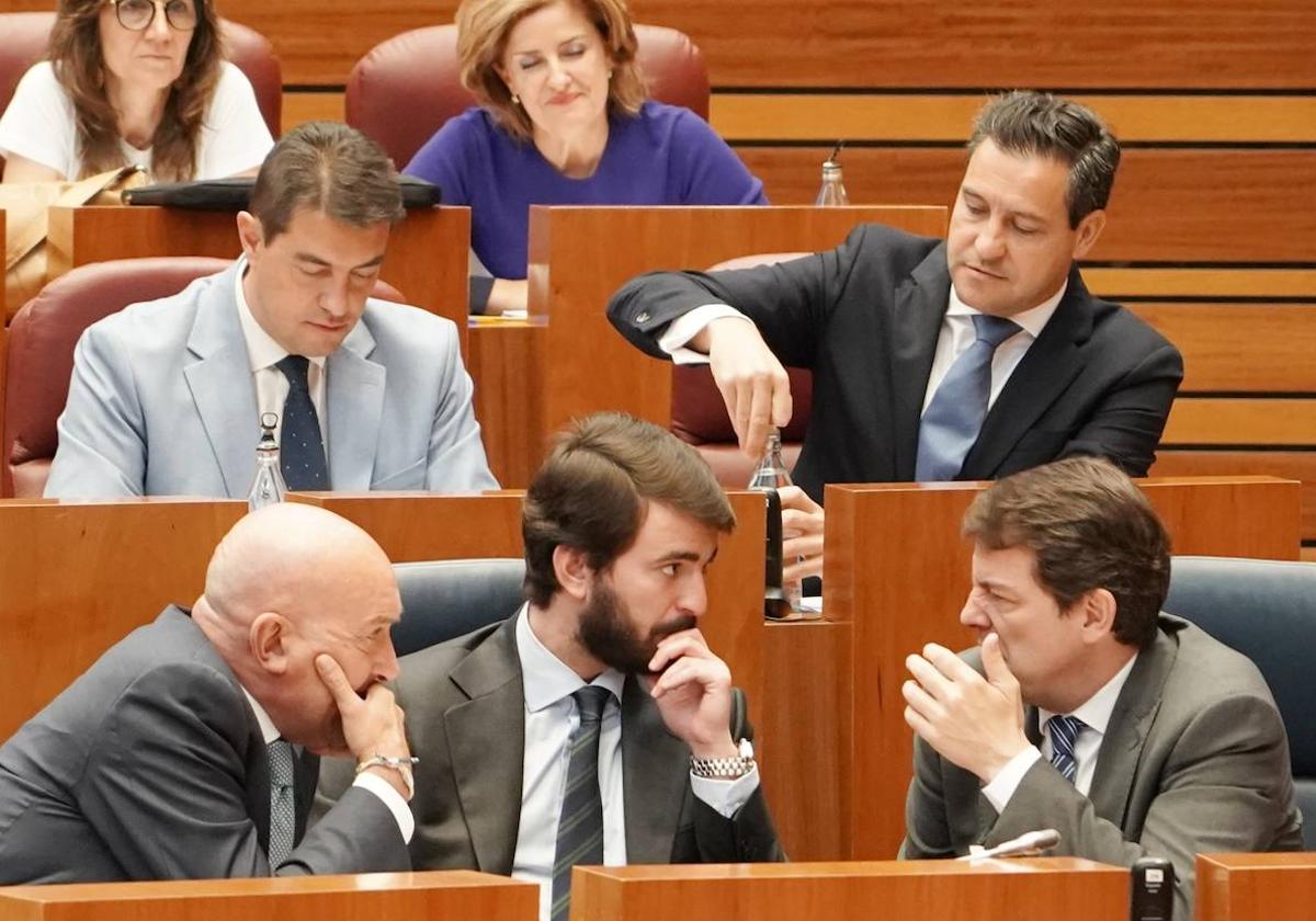 Alfonso Fernández Mañueco y Jesús Julio Carnero (PP) hablan con Juan García-Gallardo (Vox) en las Cortes de Castilla y León.