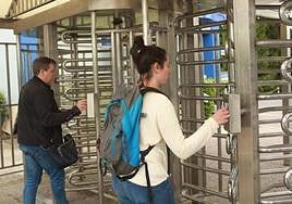 Dos trabajadores se registran antes de iniciar la jornada laboral.