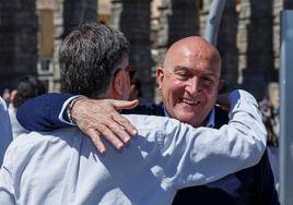 Jesús Julio Carnero se abraza con Francisco Vázquez, secretario general del PP autonómico, en un acto en Segovia el pasado fin de semana.