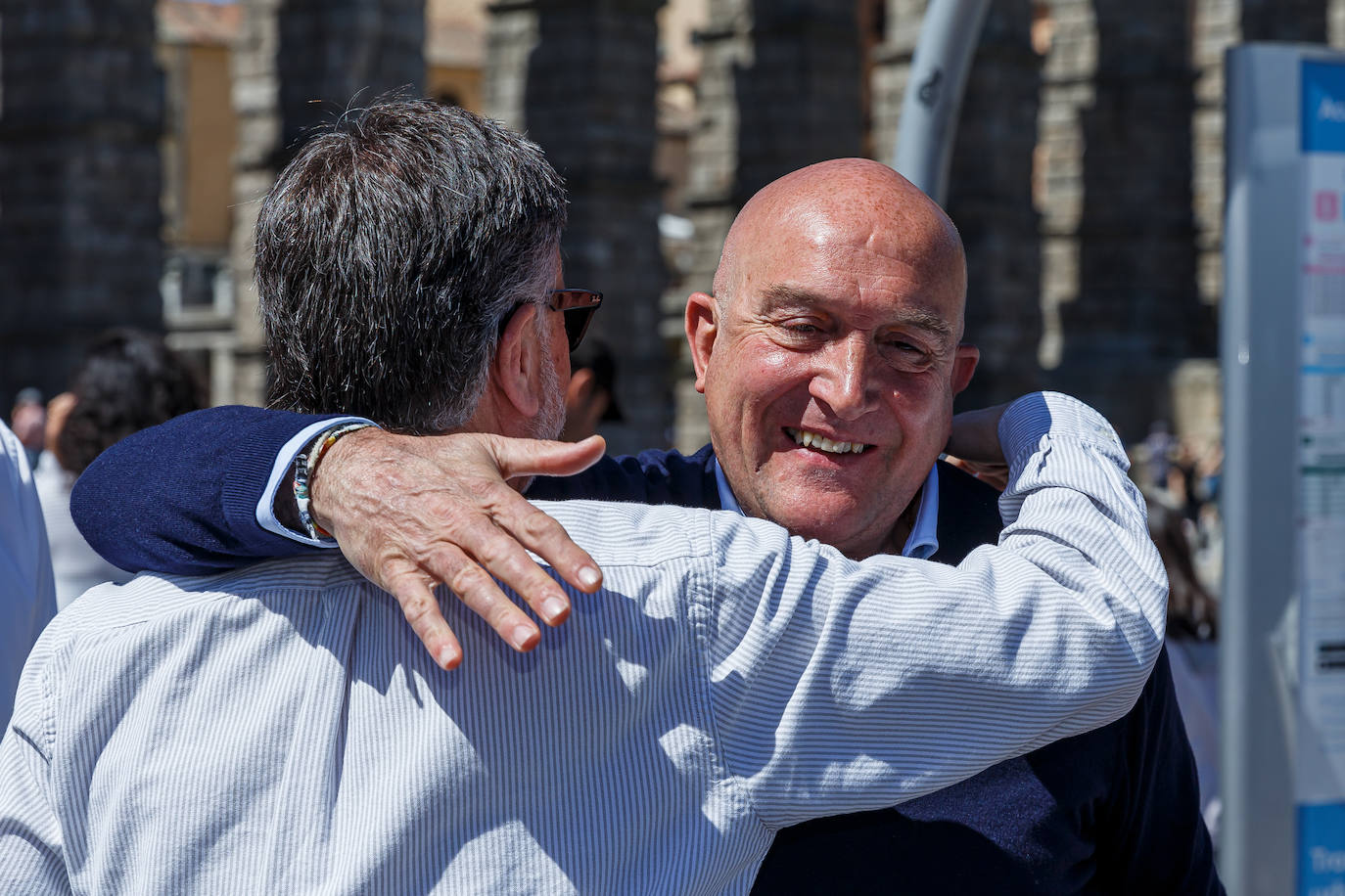 Jesús Julio Carnero se abraza con Francisco Vázquez, secretario general del PP autonómico, en un acto en Segovia el pasado fin de semana.