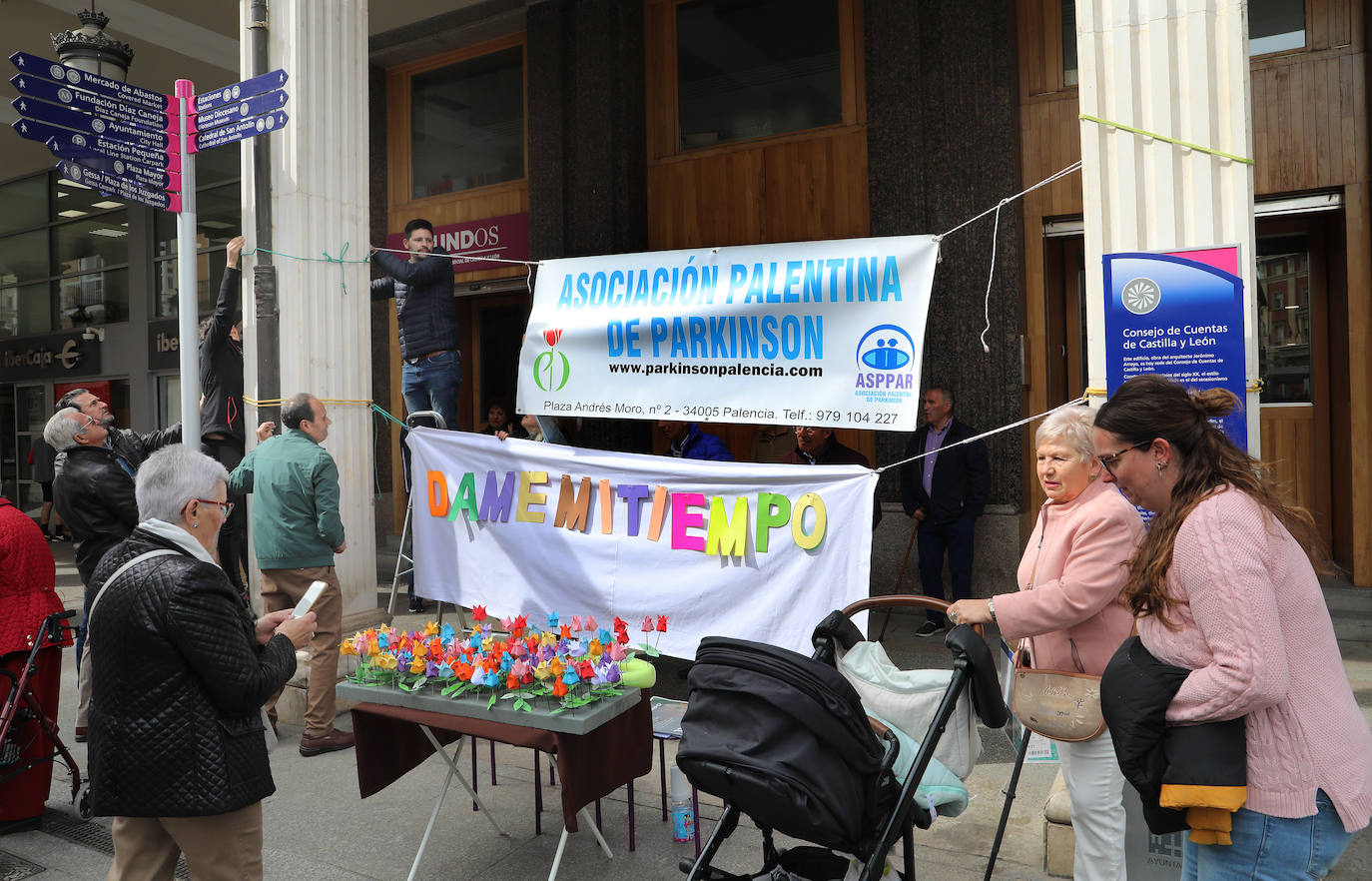 Palencia conmemora el Día Mundial del Parkinson con tulipanes de papel