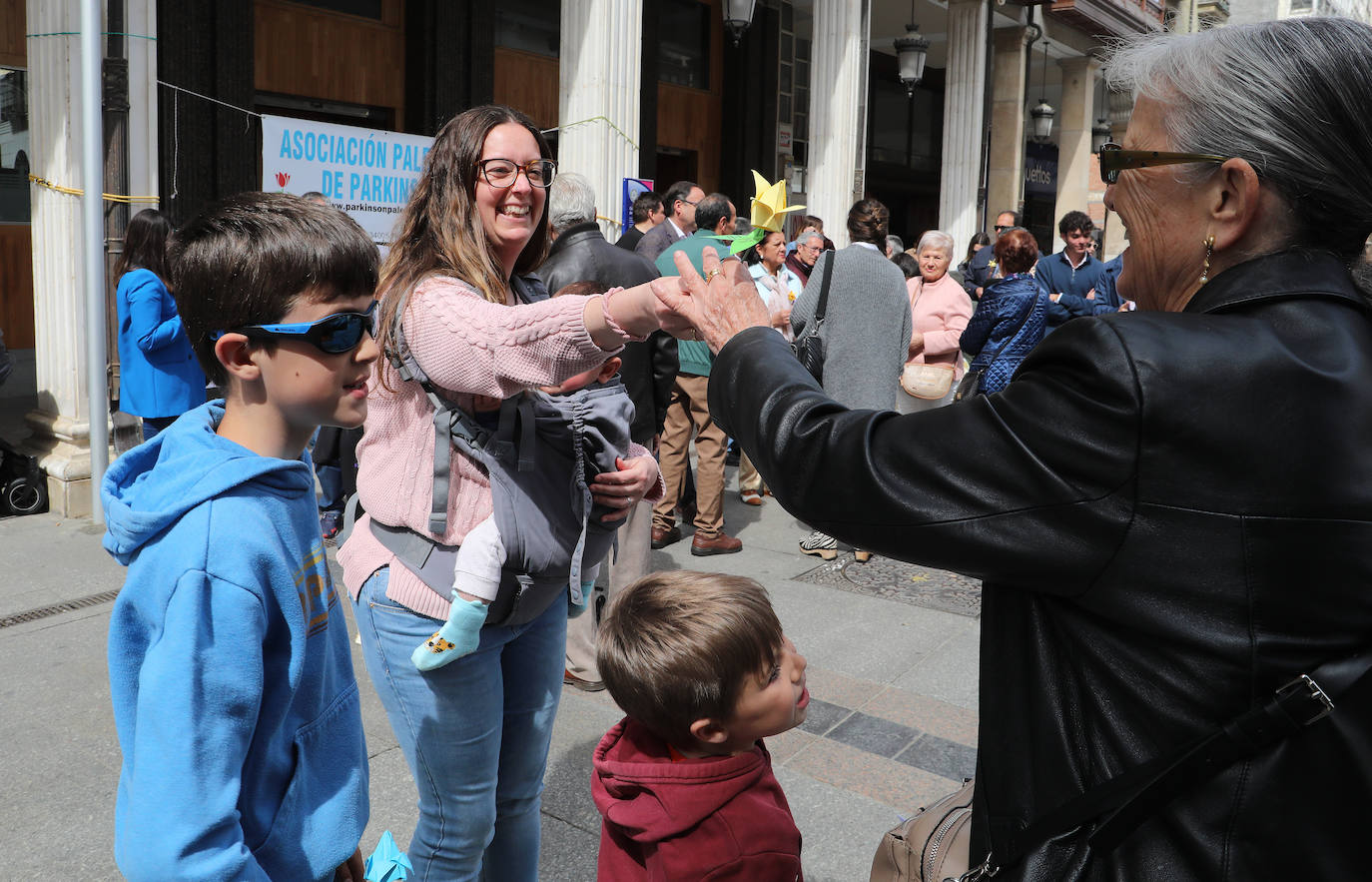 Palencia conmemora el Día Mundial del Parkinson con tulipanes de papel