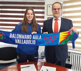 Lydia Blanco posa con el presidente del club, Cayetano Cifuentes.