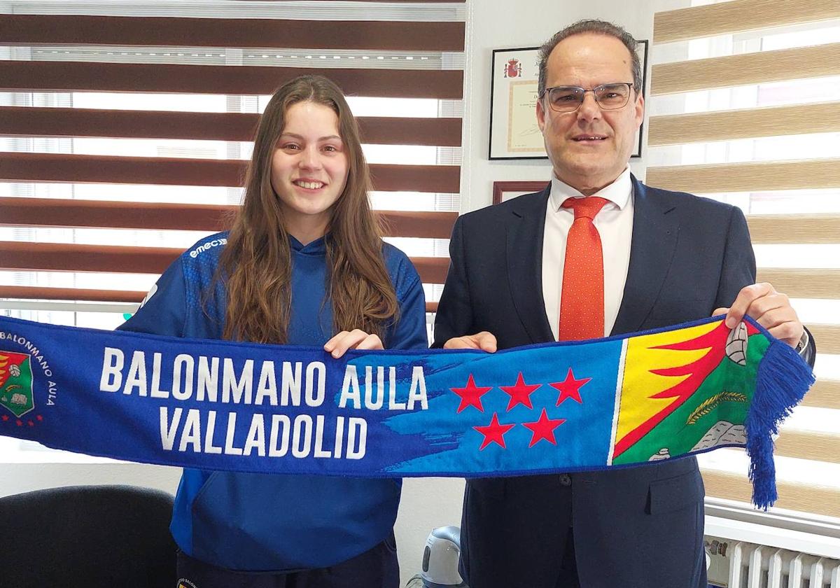 Lydia Blanco posa con el presidente del club, Cayetano Cifuentes.