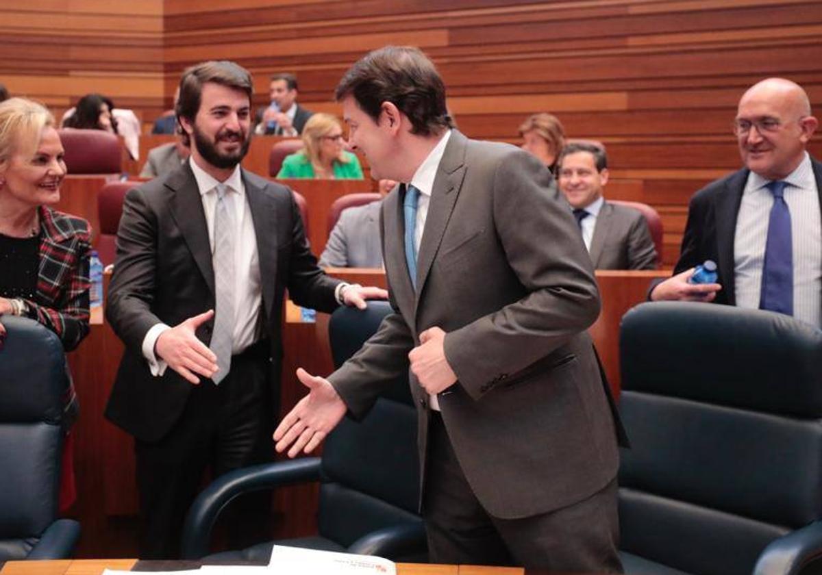 El vicepresidente García-Gallardo saluda a presidente Mañueco, este martes, en el pleno de las Cortes.