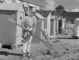 Jacques Tati en una escena de la película 'Las vacaciones del señor Hulot'.