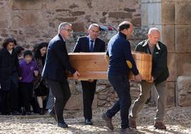 Entrada del féretro en la iglesia de La Asunción, de Castilfrío (Soria) y, tras él, la mujer de Sánchez Dragó y su hijo junto a familiares y amigos.