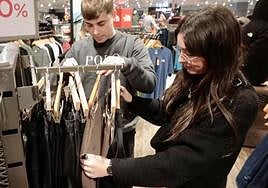 Personas comprando ropa.