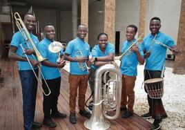 Desde la izquierda; Mouris Sekiranda (trombón), Allan Mukama (trompa tenor), Tonny Mwolese (corneta), Sumayya Nabakooza (tuba), Confidence Mughisa (corneta) e Ivan Kibuuka (percusión)