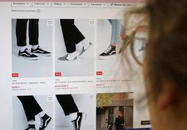 Una persona busca ofertas de calzado en una página web de una plataforma digital.