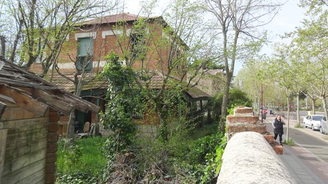 Imagen antes - Estado actual de la antigua escuela Gregorio Fernández e imagen del centro, entonces El Corro.