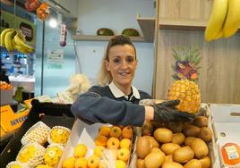 Maite Porro de la frutería Manuel Sánchez en el Mercado del Val