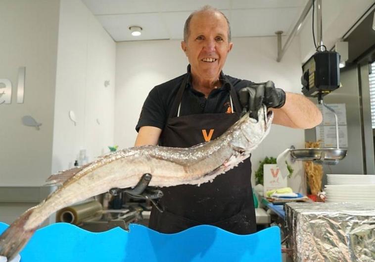 Eutiquio en una pescadería del Mercado del Val