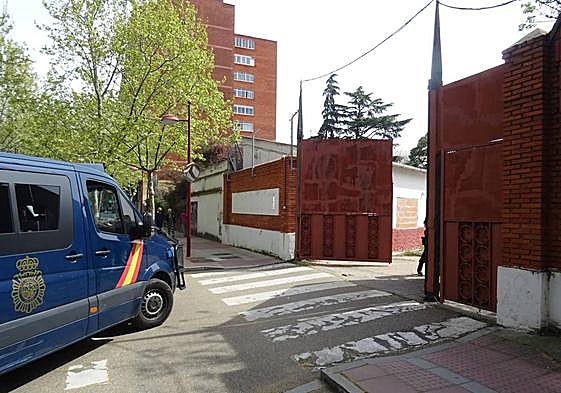 Una unidad de antidisturbios accede al cuartel de La Rubia.