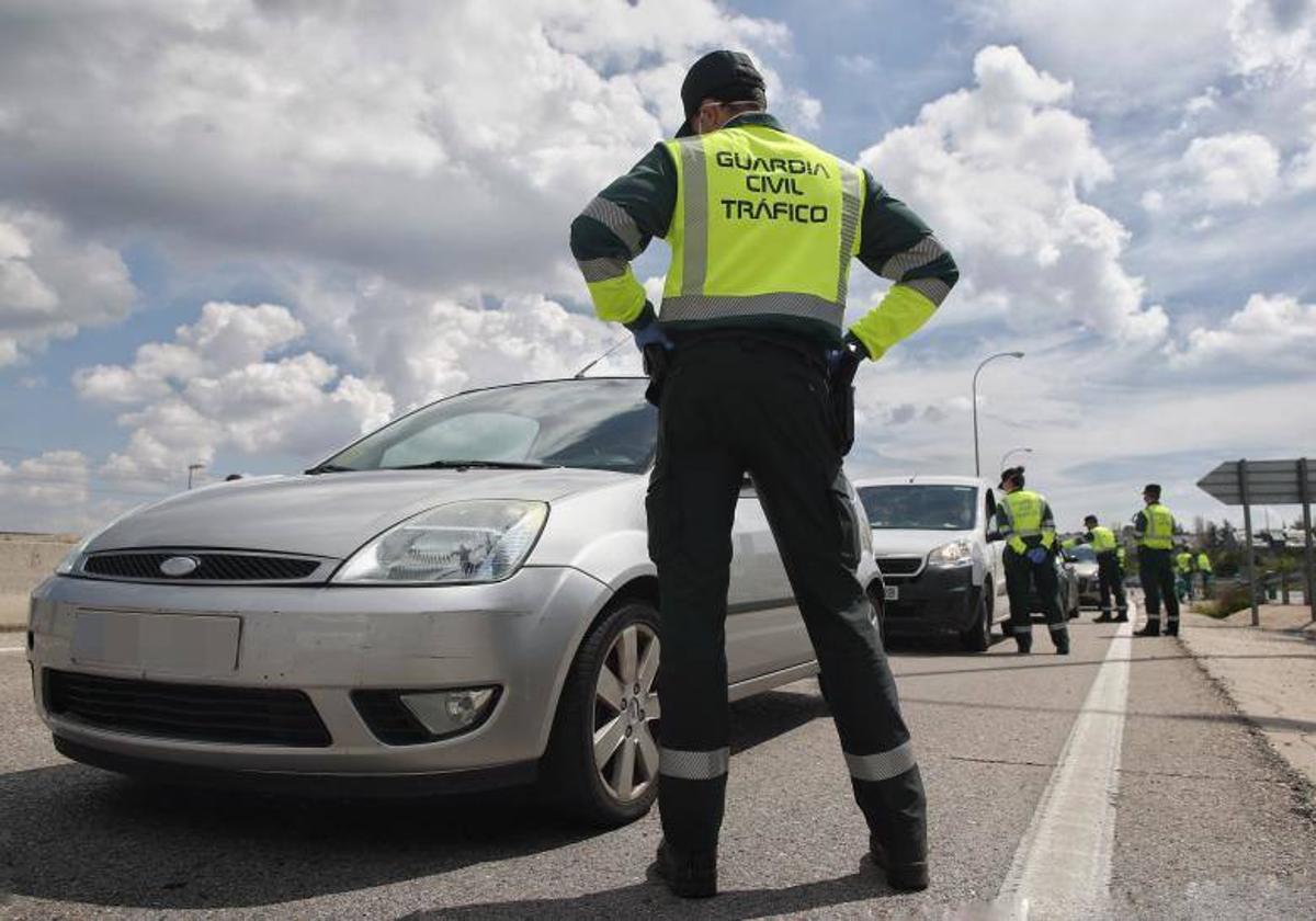 Un vehículo detenido en un control de la Guardia Civil a la salida de Madrid.