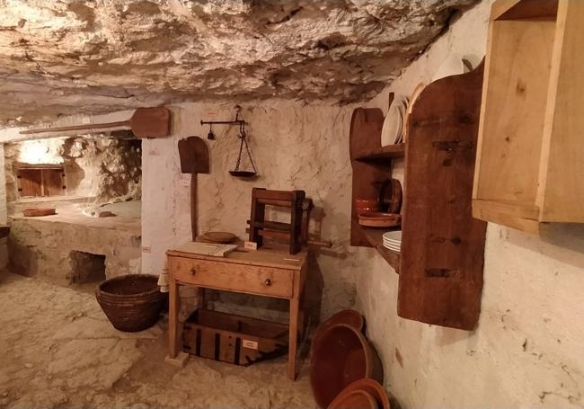 Interior de una casa cueva restaurada en Trigueros del Valle.