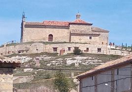 Panorámica de las viviendas rupestres de Trigueros del Valle en lo alto del municipio, al pie de la ermita de Nuestra Señora del Castillo.