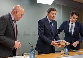 Los consejeros Carnero, Fernández Carriedo y Suárez-Quiñones, tras el Consejo de Gobierno de ayer.