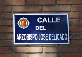 Placa de la calle Arzobispo José Delicado de Valladolid.