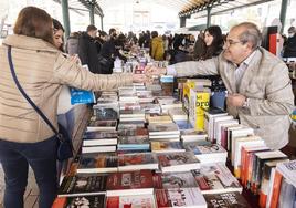 Mercado del Día del Libro en Plaza de España.