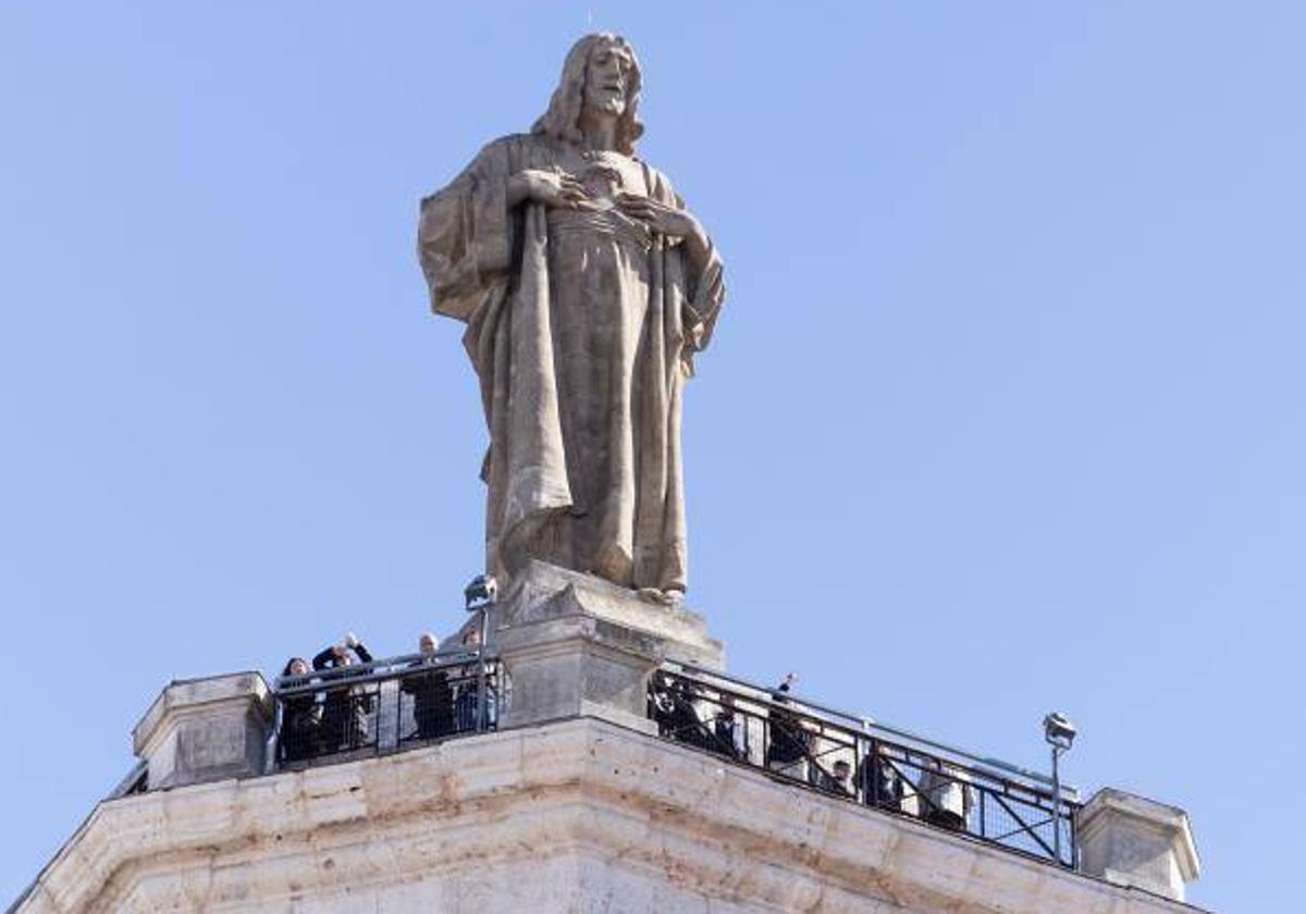 Turistas en la torre de la catedral, bajo el Sagrado Corazón, durante la pasada Semana Santa.