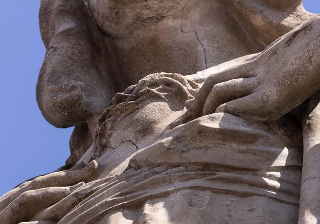 Detalle del corazón, rodeado por una corona de espinas, de la escultura.