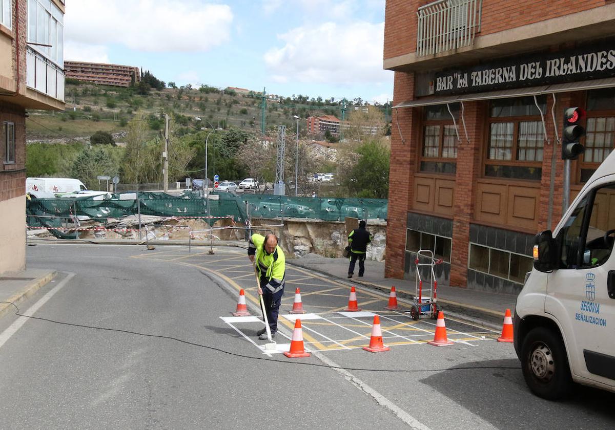 Reordenación del tráfico en la carretera entre Segovia y San Cristóbal, junto a la obra paralizada.