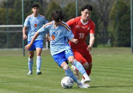 Adrián Pascual 'Pascu', durante el partido de la selección española sub-16 ante Suiza.