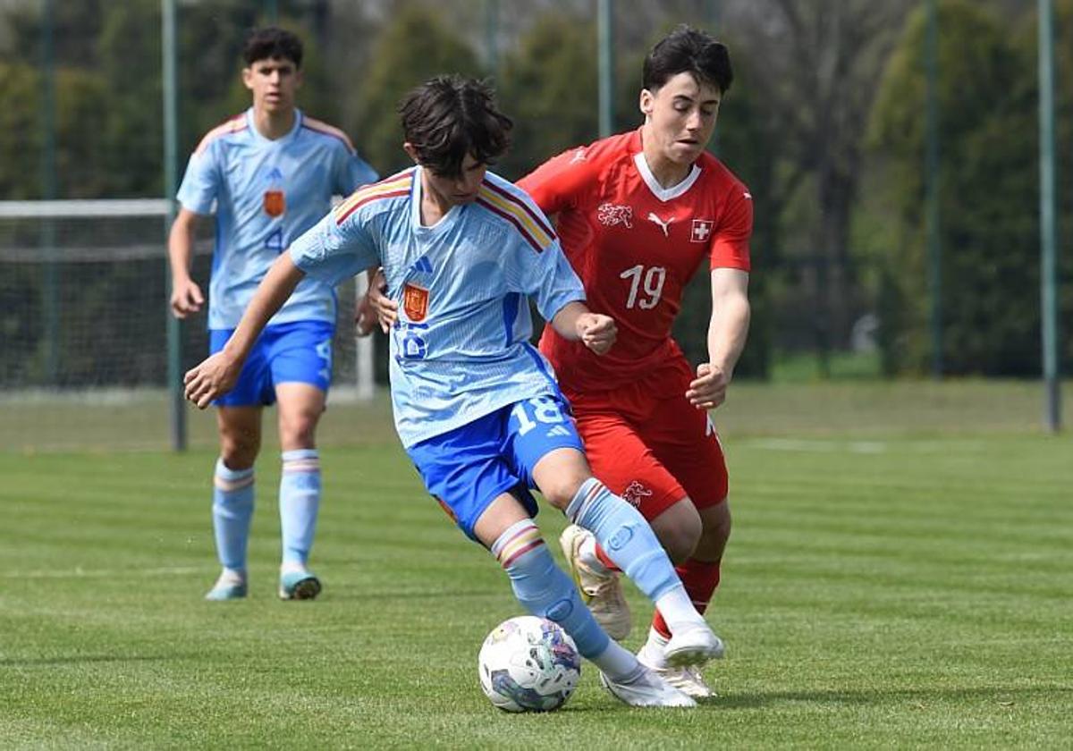 Adrián Pascual 'Pascu', durante el partido de la selección española sub-16 ante Suiza.