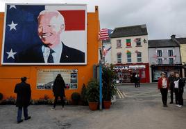 Mural dedicado a Joe Biden en la localidad irlandesa de Ballina, en el condado de Mayo.