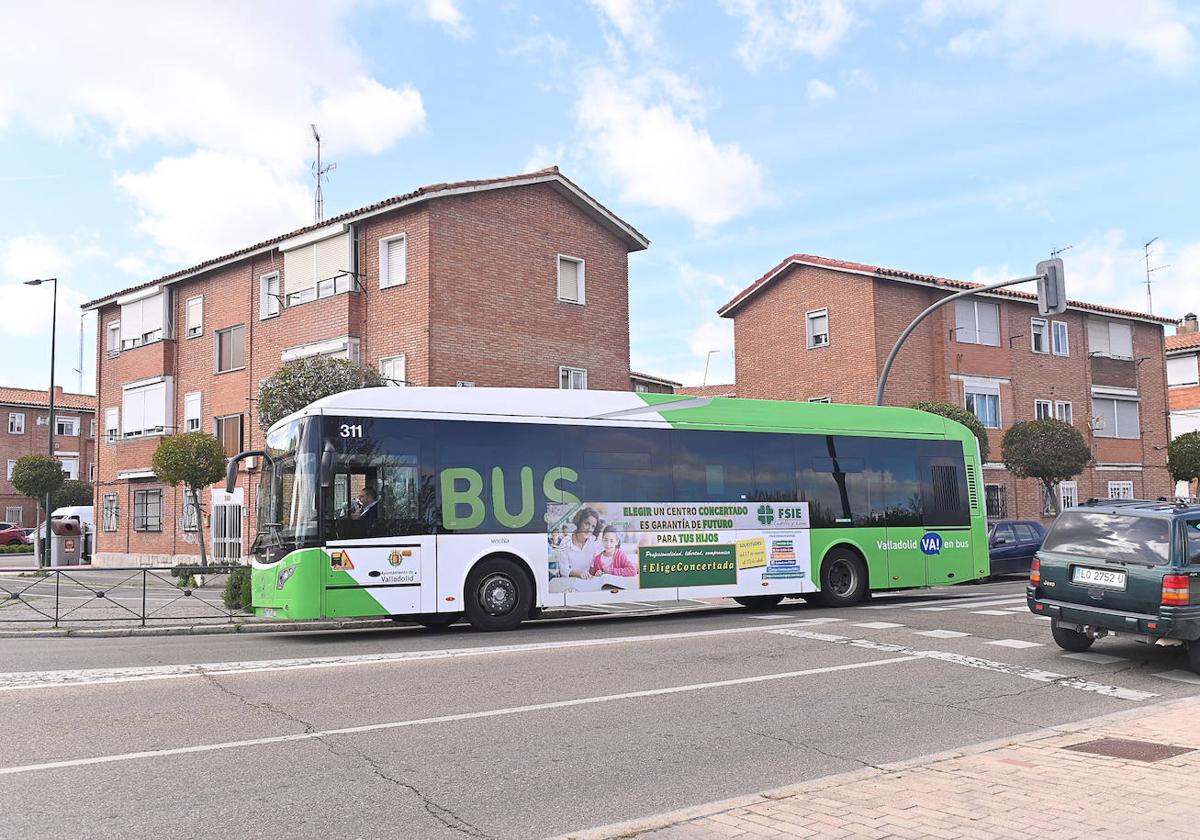 Un autobús de Auvasa, junto a los bloques de Las Viudas.