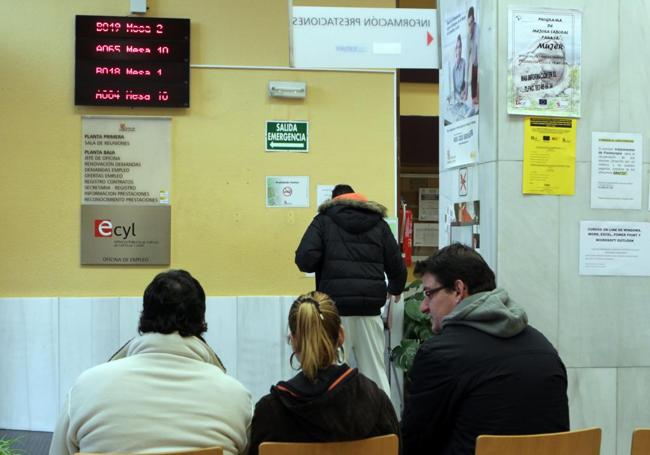 Desempleados en la oficina del SEPE y el Ecyl de Poniente.