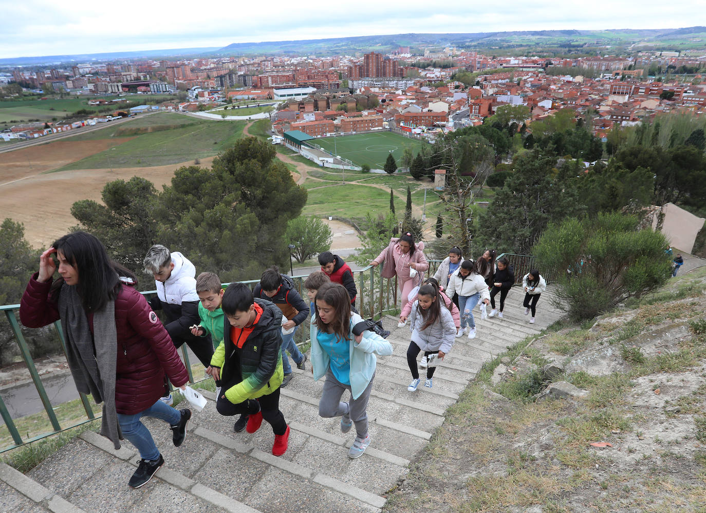 Los alumnos del Juan Mena disfrutan de la pedrea a los pies del Cristo