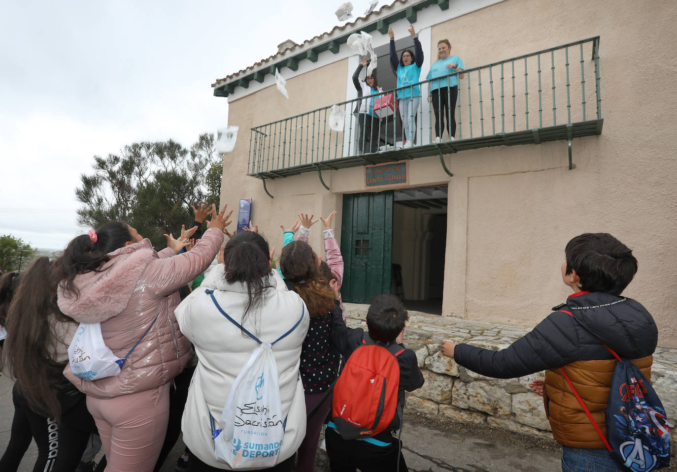 Los alumnos del Juan Mena disfrutan de la pedrea a los pies del Cristo