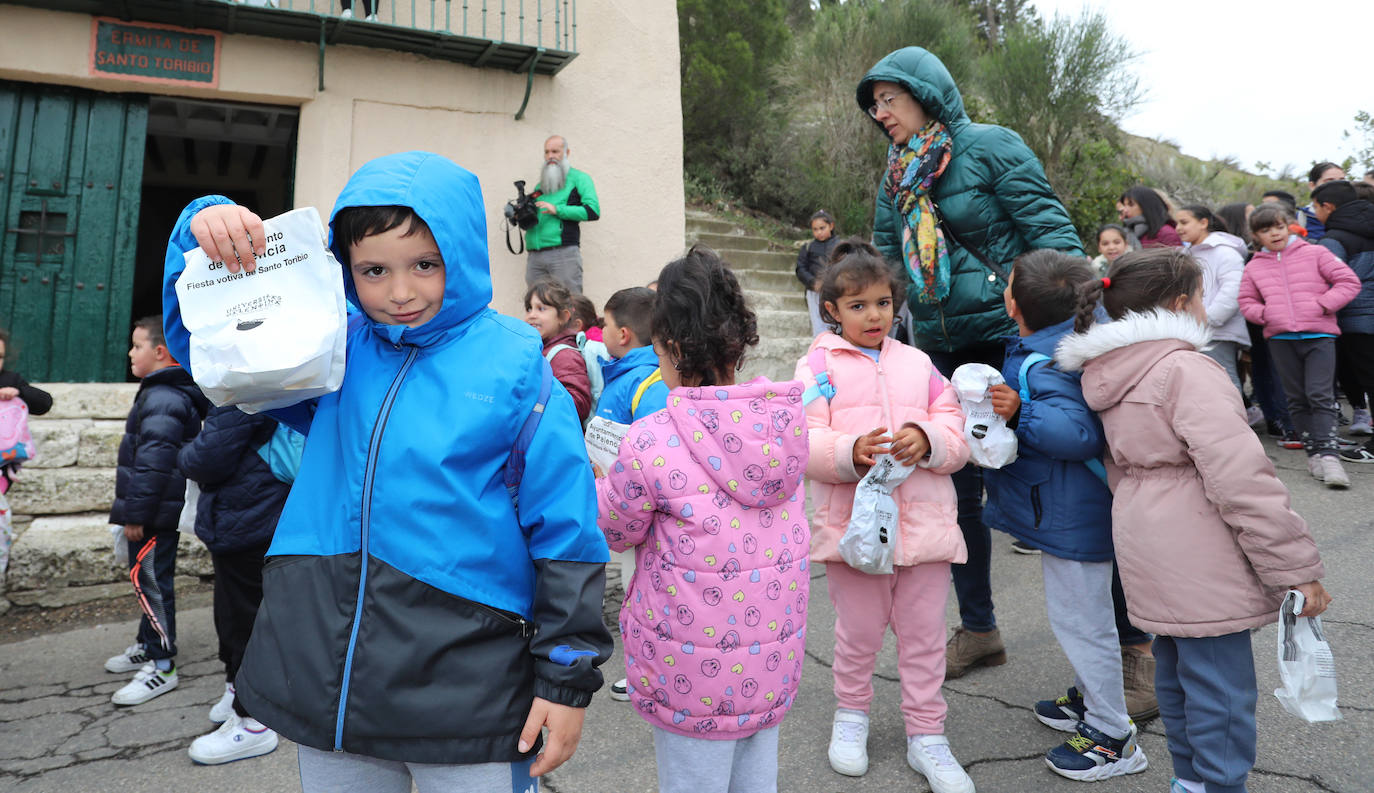 Los alumnos del Juan Mena disfrutan de la pedrea a los pies del Cristo