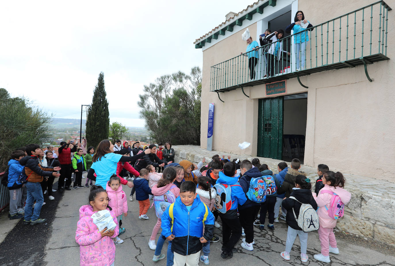 Los alumnos del Juan Mena disfrutan de la pedrea a los pies del Cristo