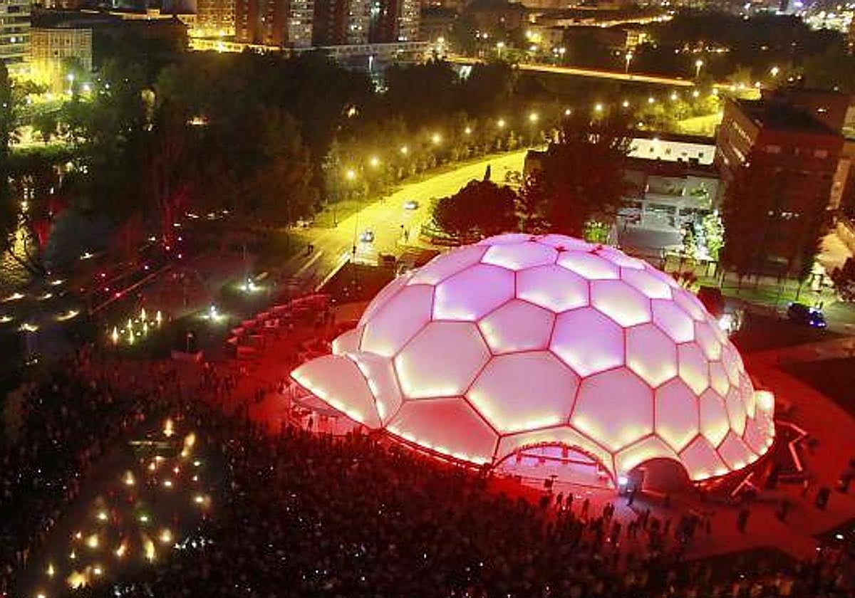 La Cúpula del Milenio iluminada durante la noche