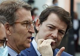 Mañueco escucha a Feijóo en un acto en Madrid.