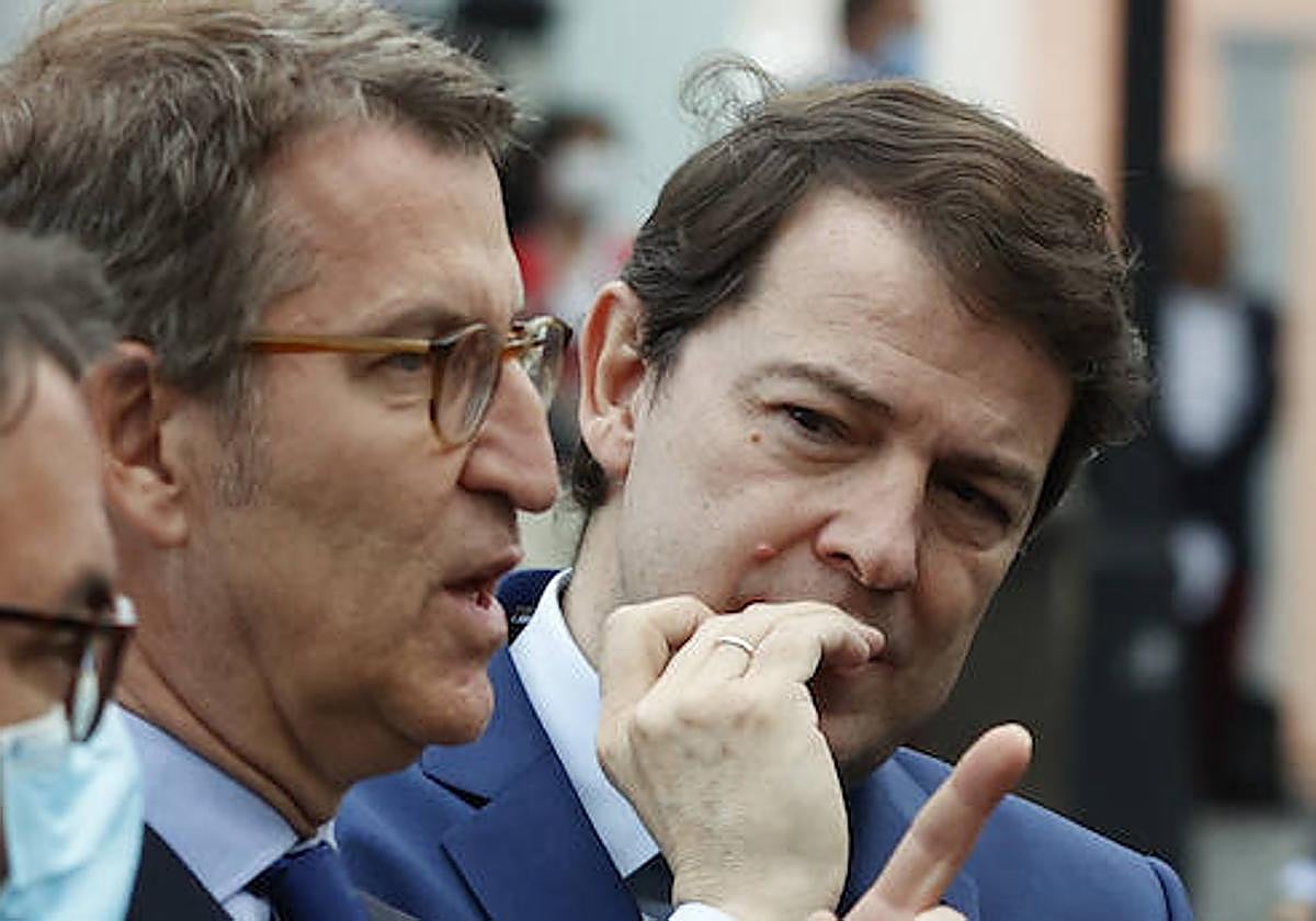 Mañueco escucha a Feijóo en un acto en Madrid.