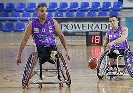 Ruggeri, acompañado por Adrián Pérez, inicia un ataque