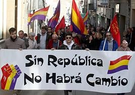 Cabeza de la manifestación de este 14 de abril, a su paso por la calle Cervantes.
