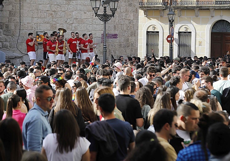Ambiente en el centro de la localidad durante la actuación de La Nota.