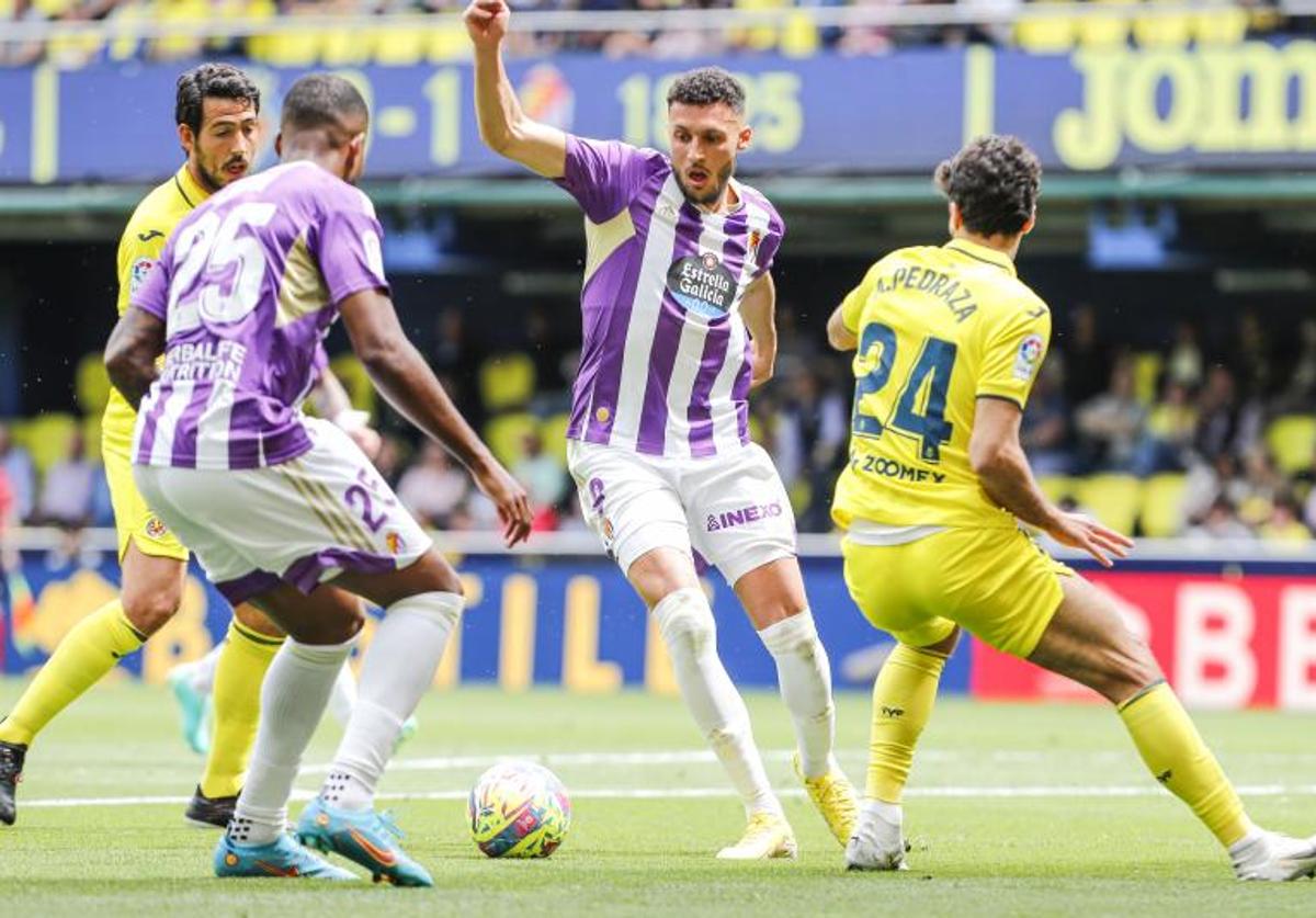 Amallah controla la pelota ante Pedrada durante el Villarreal-Real Valladolid.