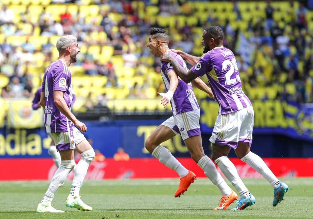 Larin (derecha) y Kike Pérez celebran con El Yamiq (centro) el golazo del marroquí en el estadio del Villarreal