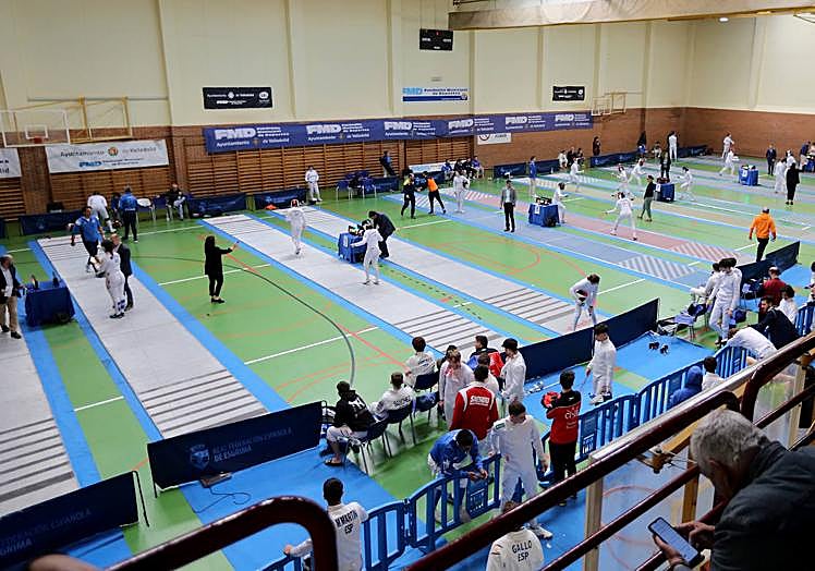 Imagen principal - La esgrima madrileña se exhibe en Valladolid