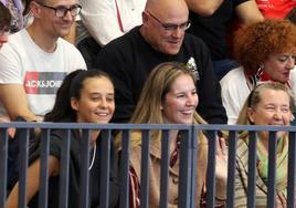 Victoria Federica (1º a la izquierda) sonríe entremezclada entre los aficionados del Nava en el partido de este sábado en el que jugaba su primo, Pablo Urdangarín.